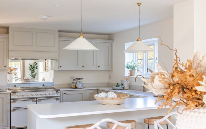Kitchen with Range Cooker and breakfast bar